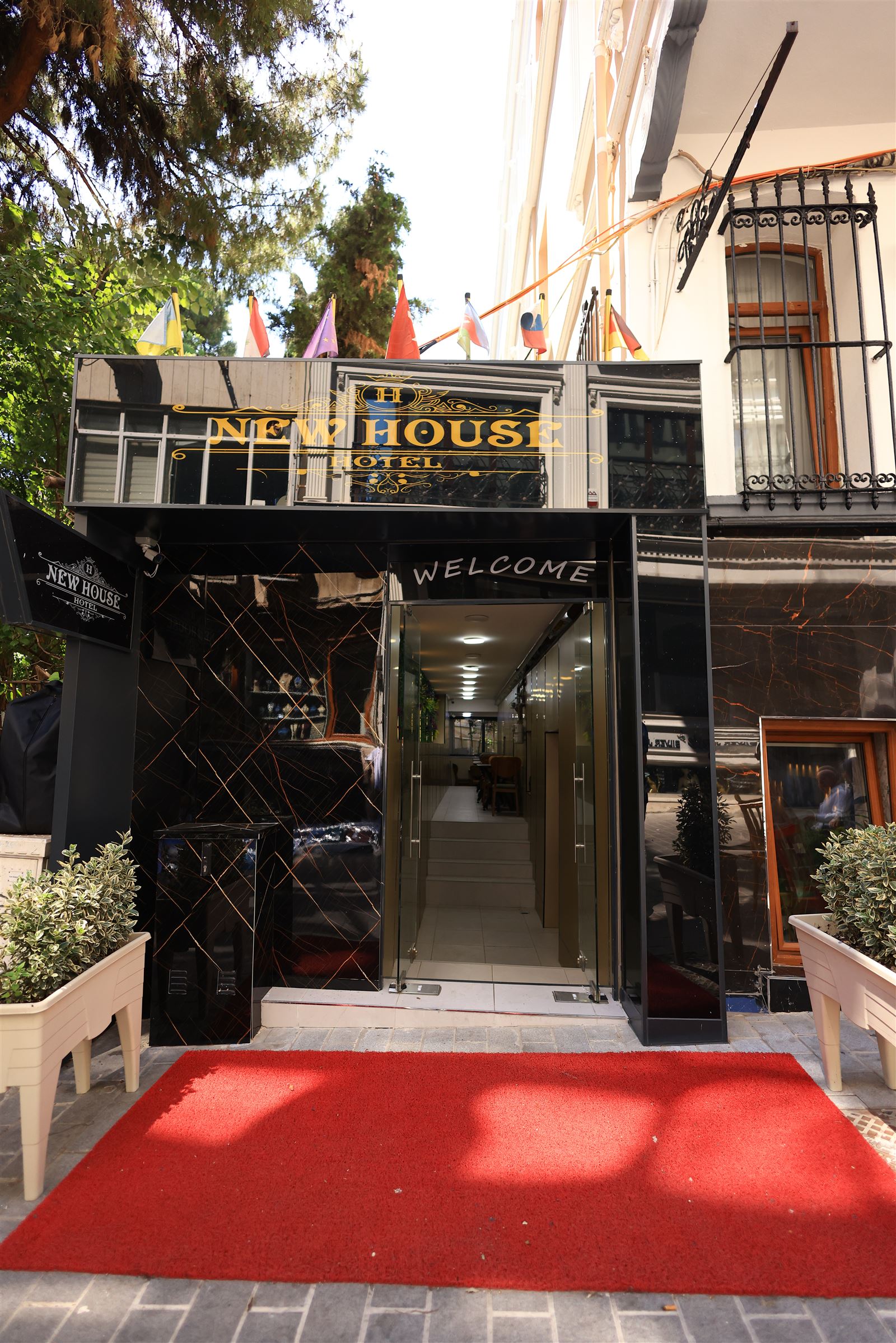 Hotel New House girişi